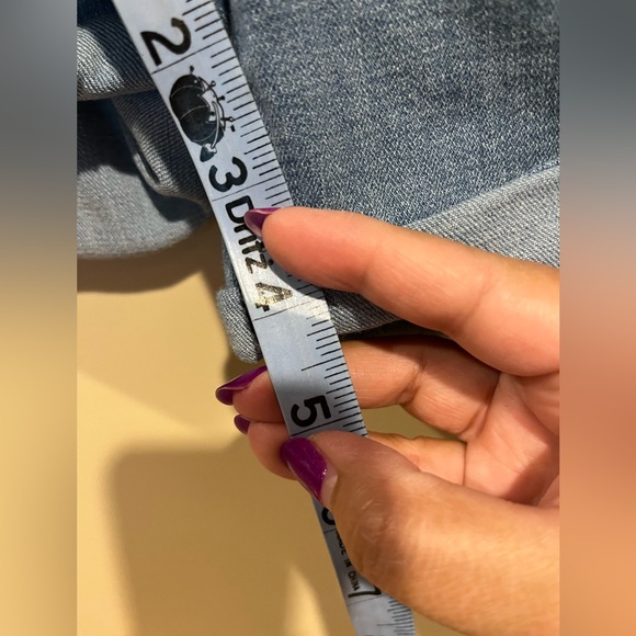 💙 Levi’s mid length shorts. Size 29. EUC. Worn maybe twice. 4.5 inch inseam. 💙 - Picture 4 of 4